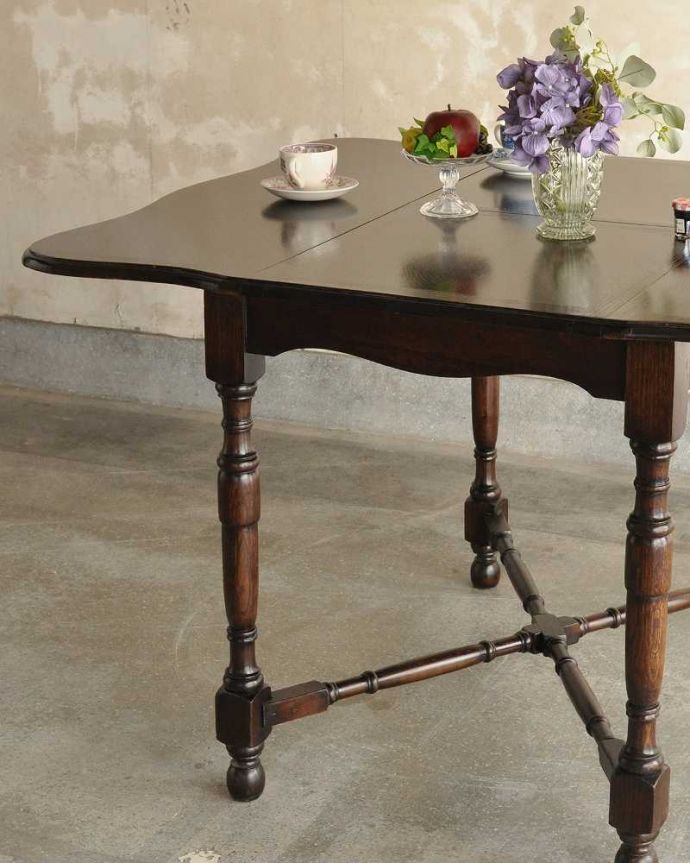 アンティーク家具 天板のかたちも素敵なアンティークエクステンションテーブル。英国アンティークらしい優雅な佇まいにうっとりアンティークらしい上品な木目とデザインの美しさ。(q-1754-f)
