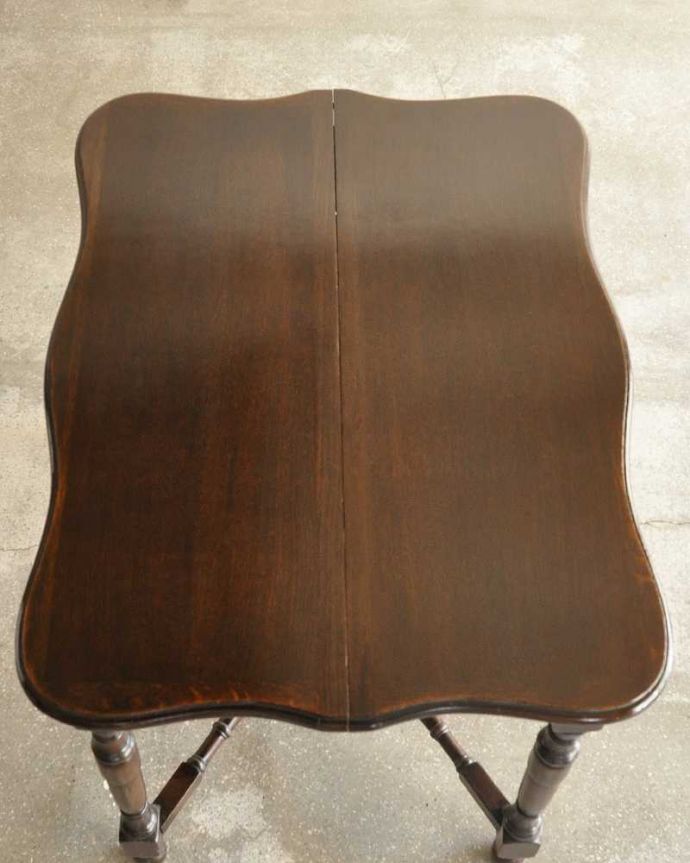 アンティーク家具 天板のかたちも素敵なアンティークエクステンションテーブル。上から見るとこんな形天板を足す前はこんな形です。(q-1754-f)