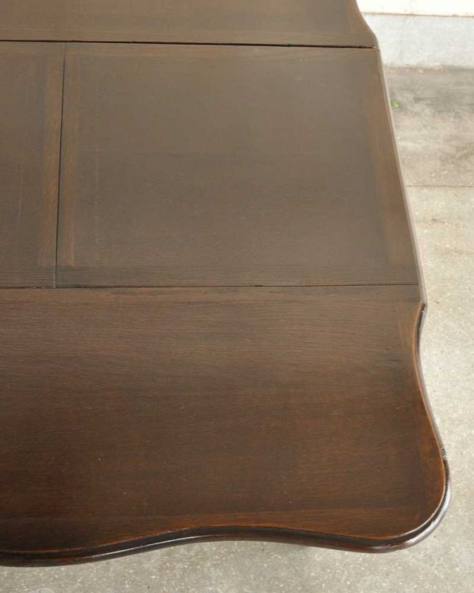 アンティーク家具 天板のかたちも素敵なアンティークエクステンションテーブル。近づいて見てみると、天板はこんな感じです。(q-1754-f)