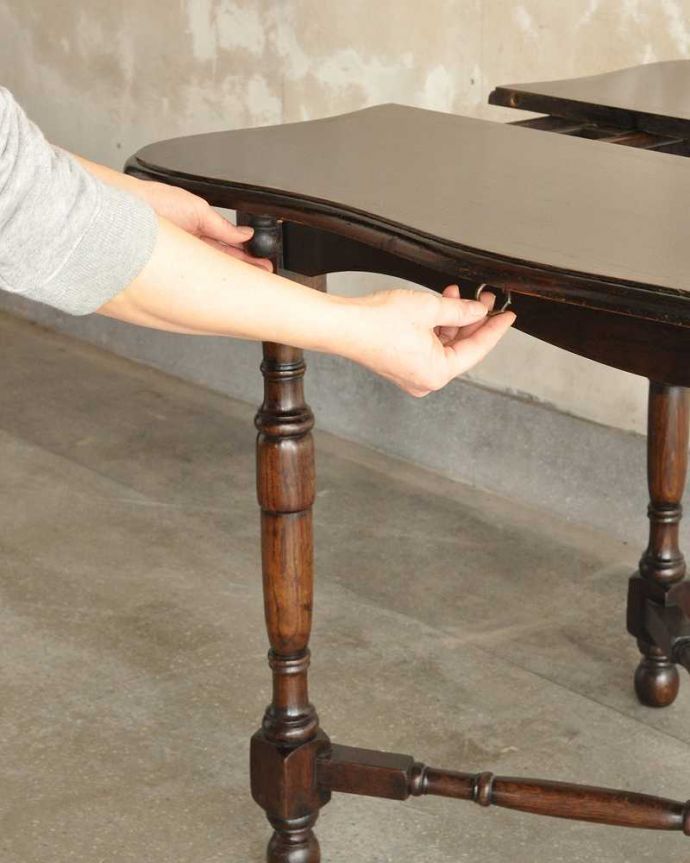 アンティーク家具 天板のかたちも素敵なアンティークエクステンションテーブル。あっという間にサイズ変更OK！天板を引いて・・・。(q-1754-f)