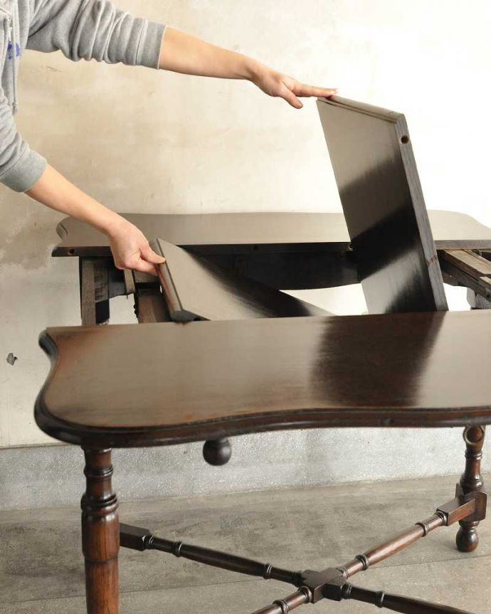 アンティーク家具 天板のかたちも素敵なアンティークエクステンションテーブル。中にたたまれている天板を引き出すだけとっても簡単なので女性の力でも大丈夫です！。(q-1754-f)