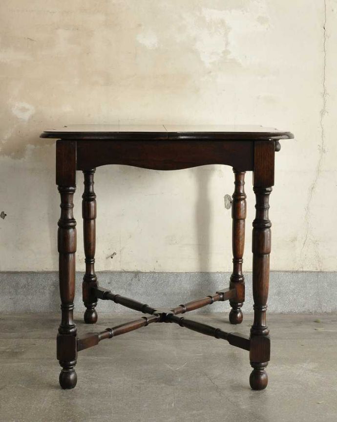 アンティーク家具 天板のかたちも素敵なアンティークエクステンションテーブル。横から見た姿は…真横から見てみるとこんな感じ。(q-1754-f)