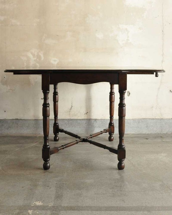 アンティーク家具 天板のかたちも素敵なアンティークエクステンションテーブル。天板を大きくした状態でも使えます家族が増えた時やみんなが集まった時、大きなサイズにすれば便利に使えます。(q-1754-f)