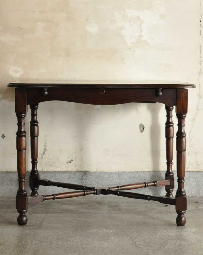 アンティーク家具 天板のかたちも素敵なアンティークエクステンションテーブル。こちら側から見てみると･･･アンティークは新品ではないので経年変化によるキズはありますが、専門の職人がしっかり修復しました。(q-1754-f)