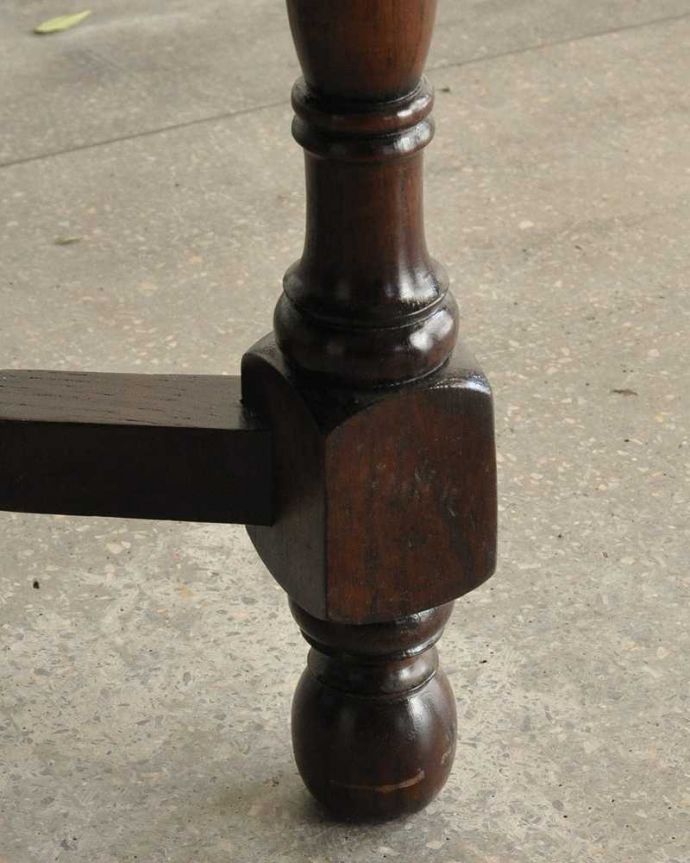 アンティーク家具 天板のかたちも素敵なアンティークエクステンションテーブル。持ち上げなくても移動できます！Handleのアンティークは、脚の裏にフェルトキーパーをお付けしていますので、持ち上げなくても床を滑らせて移動させることが出来ます。(q-1754-f)