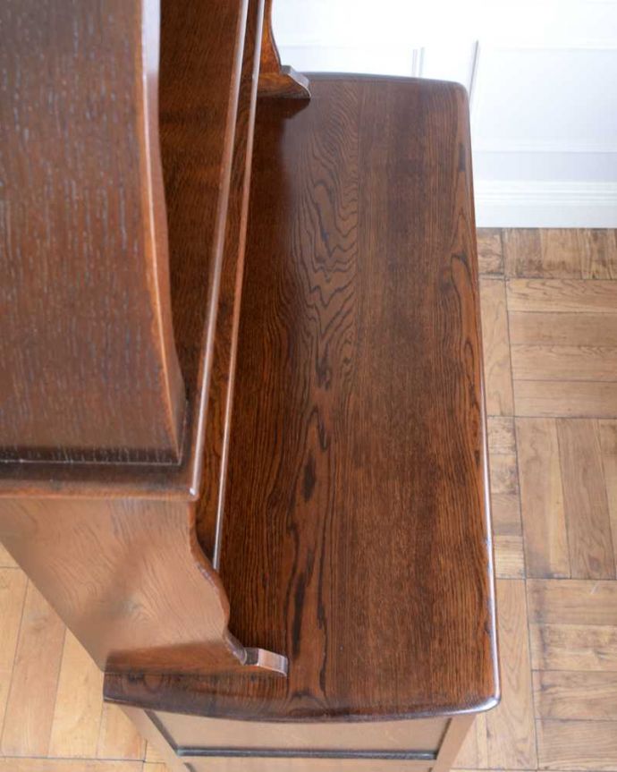 アンティークのキャビネット　アンティーク家具　イギリスで見つけたアンティーク家具、アーチ型がお洒落なウェルシュドレッサー（カップボード） 。天板部分もキレイに仕上げました。(q-1755-f)