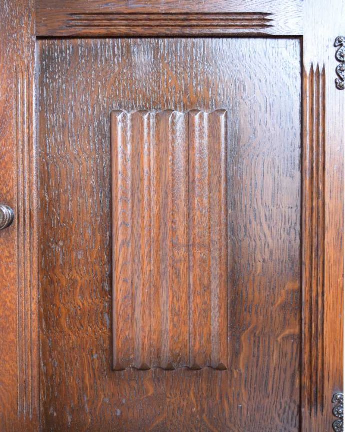 アンティークのキャビネット　アンティーク家具　イギリスで見つけたアンティーク家具、アーチ型がお洒落なウェルシュドレッサー（カップボード） 。いろんな場所にこだわり彫のデザインもいろいろです。(q-1755-f)