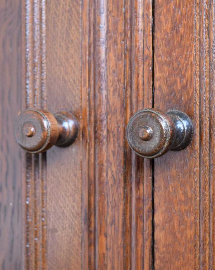 アンティークのキャビネット　アンティーク家具　イギリスで見つけたアンティーク家具、アーチ型がお洒落なウェルシュドレッサー（カップボード） 。扉を開ける度にワクワクほっこりとした風合いがいい取っ手。(q-1755-f)