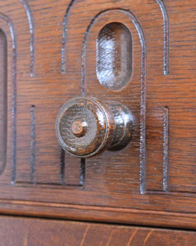 アンティークのキャビネット　アンティーク家具　イギリスで見つけたアンティーク家具、アーチ型がお洒落なウェルシュドレッサー（カップボード） 。アンティークらしい取っ手キチンとお直ししてありますので、開け閉めもスムーズです。(q-1755-f)