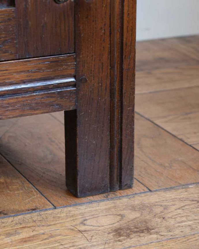 アンティークのキャビネット　アンティーク家具　イギリスで見つけたアンティーク家具、アーチ型がお洒落なウェルシュドレッサー（カップボード） 。女性１人でもラクに運べちゃうヒミツHandleのアンティークは、脚の裏にフェルトキーパーをお付けしているので、床を滑らせれば女性でも移動がカンタンに出来ます！ご安心下さい。(q-1755-f)