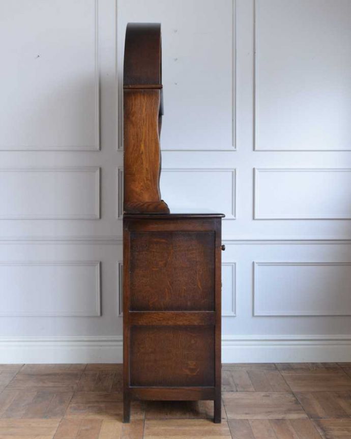 アンティークのキャビネット　アンティーク家具　イギリスで見つけたアンティーク家具、アーチ型がお洒落なウェルシュドレッサー（カップボード） 。横から見てもステキもちろん横もキレイに修復していますので、横顔だって美しいんです。(q-1755-f)