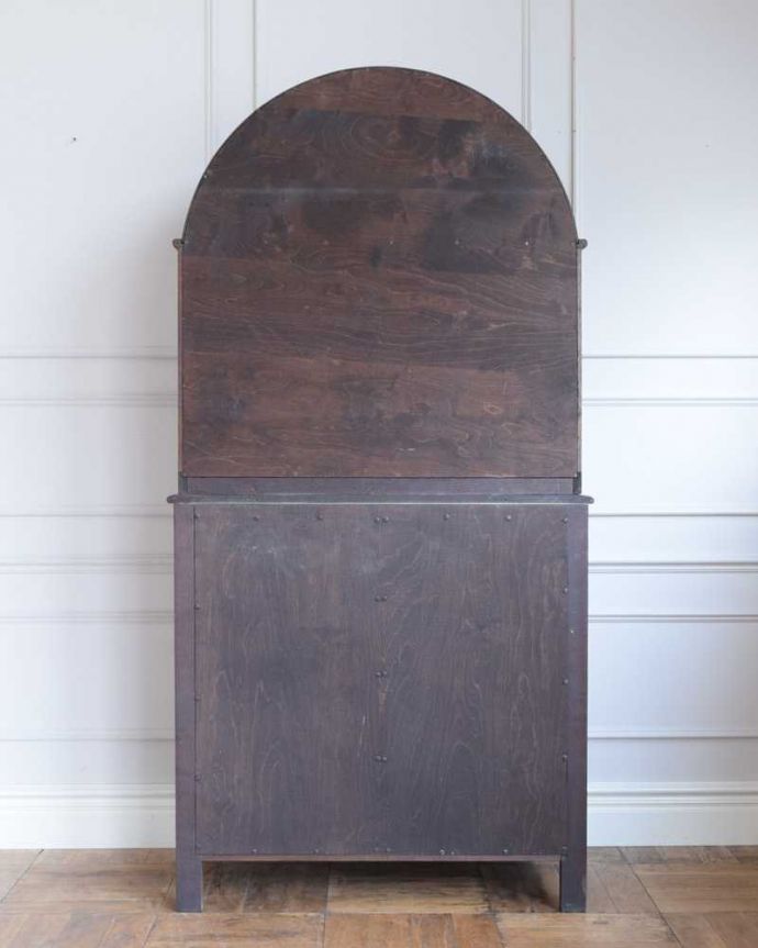 アンティークのキャビネット　アンティーク家具　イギリスで見つけたアンティーク家具、アーチ型がお洒落なウェルシュドレッサー（カップボード） 。後ろからも見て下さいアンティークは新品ではないので、経年変化によるキズはありますが、専門の職人がキレイに仕上げているので後ろ姿にも自信があります。(q-1755-f)