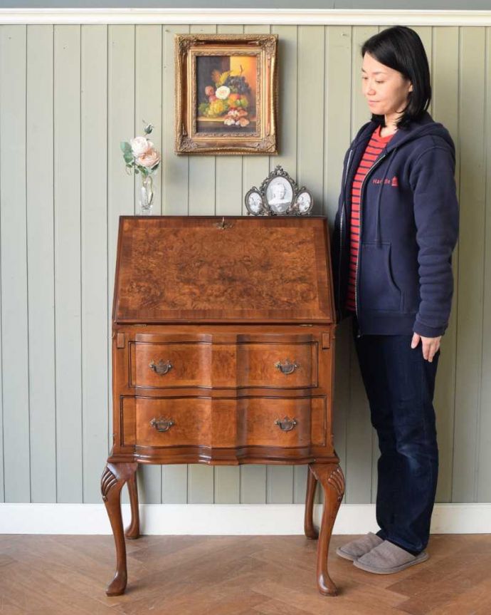 ビューロー アンティーク家具 美しいアンティーク英国家具、木目が美しいライティングビューロー(デスク)。1台でチェストとデスク両方使える便利な家具扉を倒すとあっという間にデスクになっちゃうビューロー。(q-1756-f)