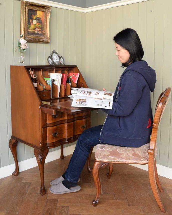 ビューロー アンティーク家具 美しいアンティーク英国家具、木目が美しいライティングビューロー(デスク)。あっという間に自分だけのデスクビューロー部分の扉を前に開くとデスクになっちゃう便利さ。(q-1756-f)