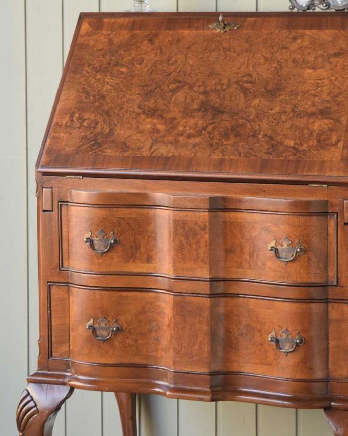 ビューロー アンティーク家具 美しいアンティーク英国家具、木目が美しいライティングビューロー(デスク)。アンティークだから手に入る木目の美しさ高級な木材の木目が美しい部分だけを使って造られたビューローは木目自体が装飾。(q-1756-f)