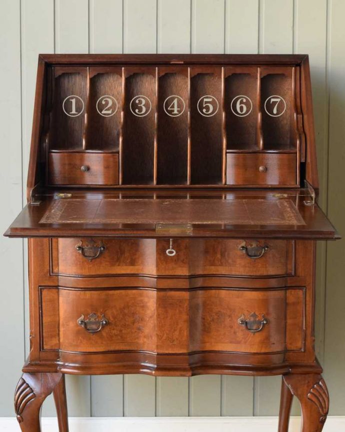 ビューロー アンティーク家具 美しいアンティーク英国家具、木目が美しいライティングビューロー(デスク)。お片付け上手になっちゃう仕掛け扉を倒すと細々としたものが整理整頓しやすいように細かく仕切られています。(q-1756-f)