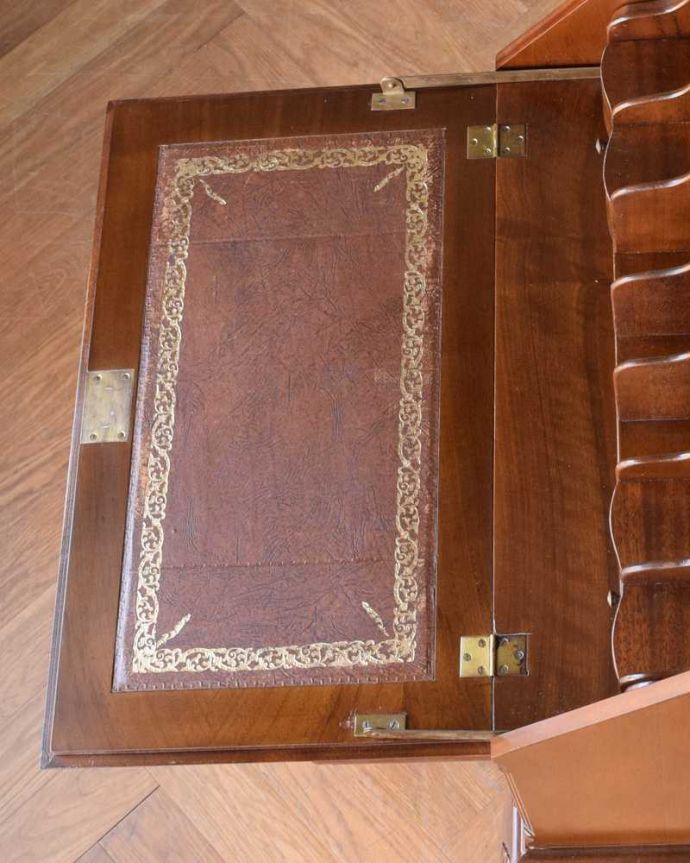 ビューロー アンティーク家具 美しいアンティーク英国家具、木目が美しいライティングビューロー(デスク)。気になるデスクの天板やっぱりデスクで一番気になるのが天板。(q-1756-f)