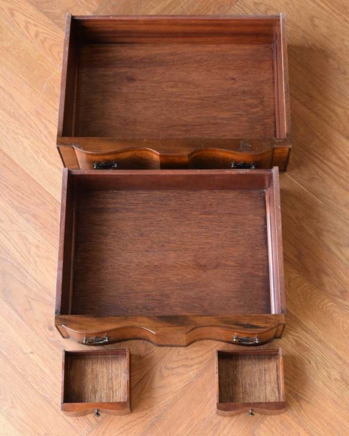 ビューロー アンティーク家具 美しいアンティーク英国家具、木目が美しいライティングビューロー(デスク)。普段の主役は収納たっぷりのチェストデスクとして使わない時も、たっぷりの引き出し収納が付いたビューローはチェストとして使えます。(q-1756-f)