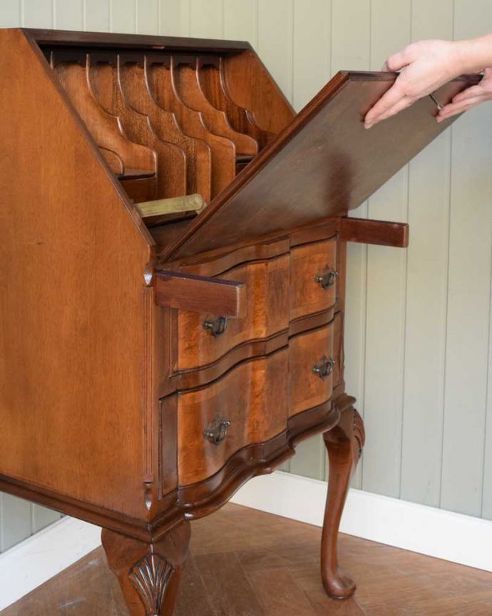 ビューロー アンティーク家具 美しいアンティーク英国家具、木目が美しいライティングビューロー(デスク)。あっという間に簡単デスクビューロー部分の扉を前に倒すだけで、デスクが登場!もちろん女性でも簡単です。(q-1756-f)