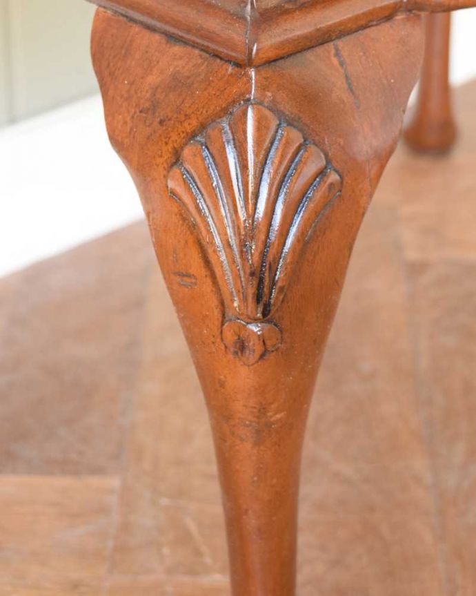 ビューロー アンティーク家具 美しいアンティーク英国家具、木目が美しいライティングビューロー(デスク)。惚れ惚れしちゃう美しさこんなに堅い無垢材に一体どうやって彫ったんだろう?と不思議になるくらい細かい彫にうっとりです。(q-1756-f)