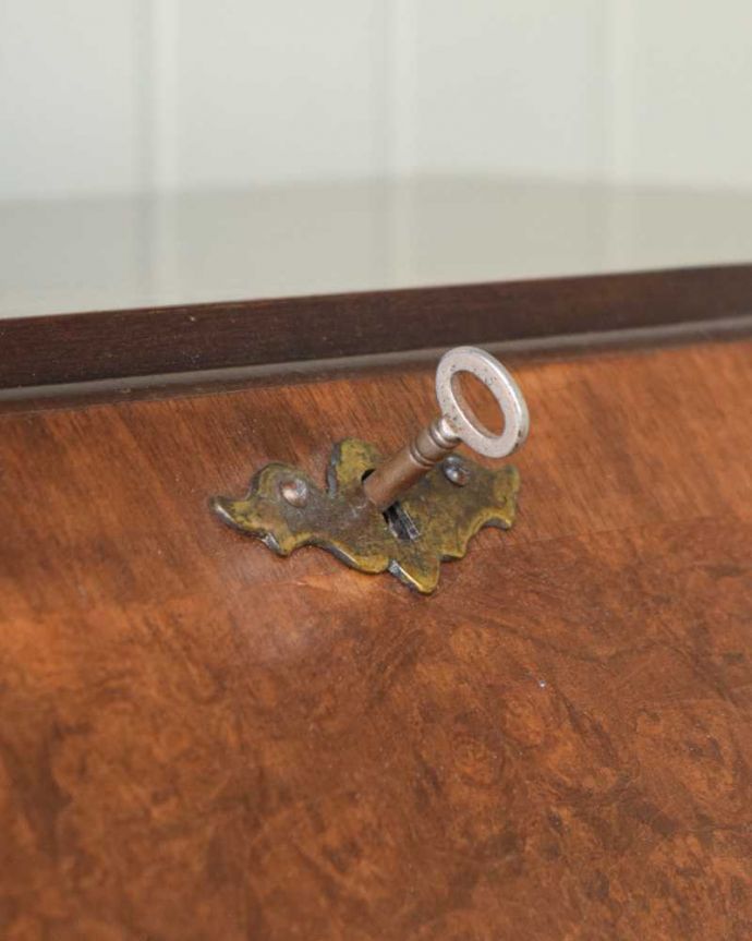 ビューロー アンティーク家具 美しいアンティーク英国家具、木目が美しいライティングビューロー(デスク)。ビューロー部分もカギで開け閉めデスクになる扉もカギで開け閉め出来るから、クルっと回す度になんだかワクワクしちゃうんです。(q-1756-f)