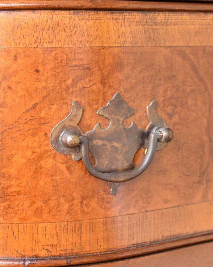 ビューロー アンティーク家具 美しいアンティーク英国家具、木目が美しいライティングビューロー(デスク)。いろんな場所にアンティークらしさ取っ手もアンティークらしいこだわったデザイン。(q-1756-f)