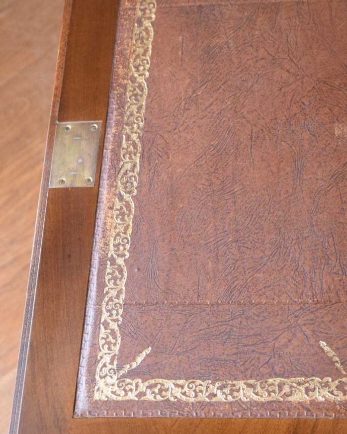 ビューロー アンティーク家具 美しいアンティーク英国家具、木目が美しいライティングビューロー(デスク)。デスクの天板を見てみると・・・気になる天板部分もキレイにお直ししました。(q-1756-f)