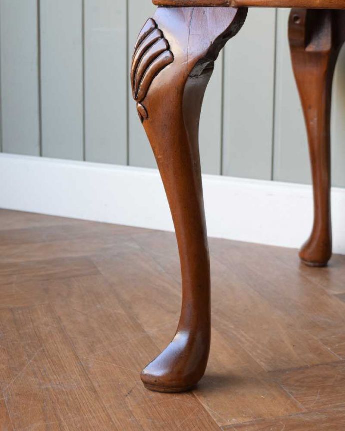 ビューロー アンティーク家具 美しいアンティーク英国家具、木目が美しいライティングビューロー(デスク)。女性1人でラクラ運べちゃうんですHandleのアンティークは、脚の裏にフェルトキーパーをお付けしています。(q-1756-f)