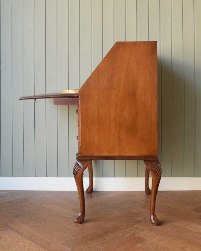 ビューロー アンティーク家具 美しいアンティーク英国家具、木目が美しいライティングビューロー(デスク)。横から見ても素敵なんですもちろん、横から見られてもいいようにキレイに仕上げてあります。(q-1756-f)