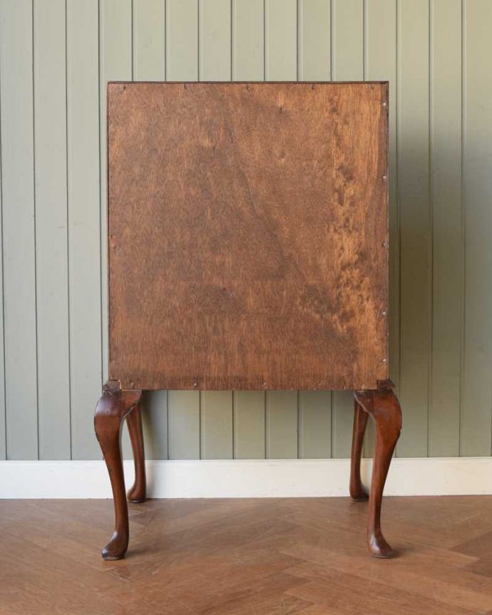 ビューロー アンティーク家具 美しいアンティーク英国家具、木目が美しいライティングビューロー(デスク)。後ろ姿もキレイですアンティークは新品ではないので、もちろん経年変化によるキズはありますが、見えない所も専門の職人がしっかり修復しました。(q-1756-f)