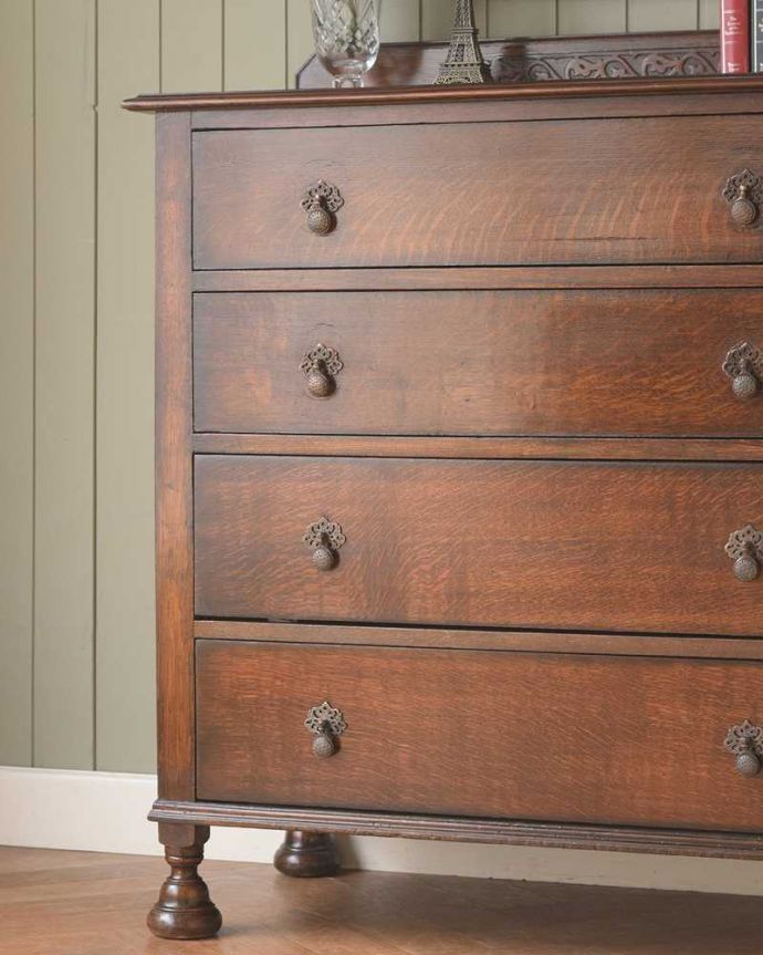 アンティークのチェスト　アンティーク家具　英国スタイルのインテリアに、アンティークオーク材の4段チェスト。見た目はもちろん、実用的に使って楽しみましょうアンティークのチェストは見た目の美しさはもちろん、実用的にたっぷり収納が出来る実力派。(q-1757-f)