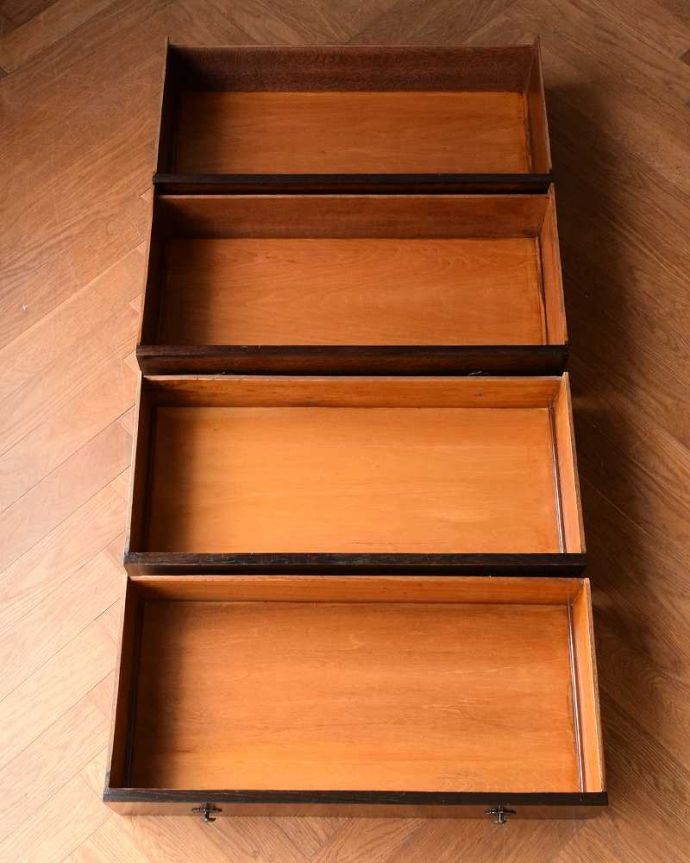 アンティークのチェスト　アンティーク家具　英国スタイルのインテリアに、アンティークオーク材の4段チェスト。何を入れても大丈夫。(q-1757-f)