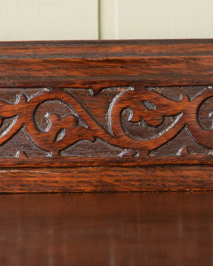 アンティークのチェスト　アンティーク家具　英国スタイルのインテリアに、アンティークオーク材の4段チェスト。至る所に繊細な彫いろんな彫のデザインがありますが、個人的に美しいと思える女性らしく優雅なデザインを選んできました。(q-1757-f)