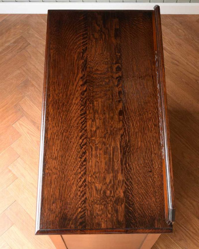 アンティークのチェスト　アンティーク家具　英国スタイルのインテリアに、アンティークオーク材の4段チェスト。何を置こうかな･･･？上から見ると、天板はこんな感じです。(q-1757-f)