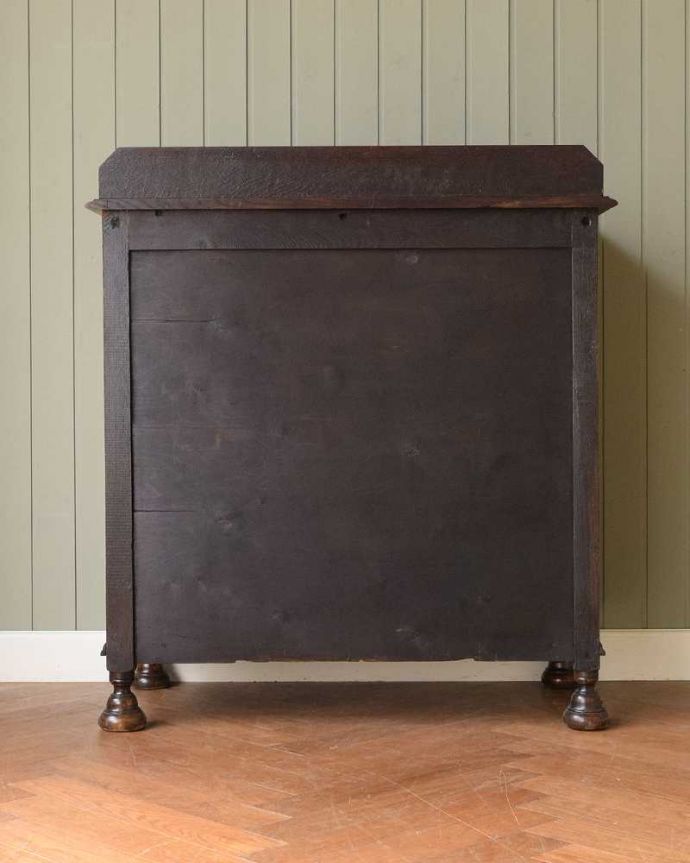 アンティークのチェスト　アンティーク家具　英国スタイルのインテリアに、アンティークオーク材の4段チェスト。後ろ姿にも自信アリ！アンティークは新品ではないので、経年変化によるキズはありますが、専門の職人がキレイに修復したので後ろ姿にも自信があります。(q-1757-f)