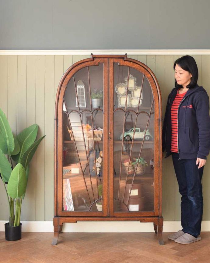 アンティークのキャビネット　アンティーク家具　英国で見つけたアンティーク家具、美しい装飾が入ったブックケース。お気に入りの本や雑貨や本を並べてみましょう。(q-1758-f)