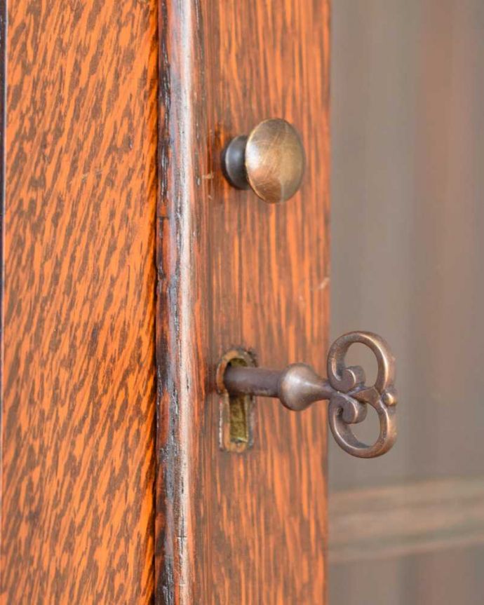 アンティークのキャビネット　アンティーク家具　英国で見つけたアンティーク家具、美しい装飾が入ったブックケース。小さなパーツにもこだわりカギも使えるように修復しました。(q-1758-f)