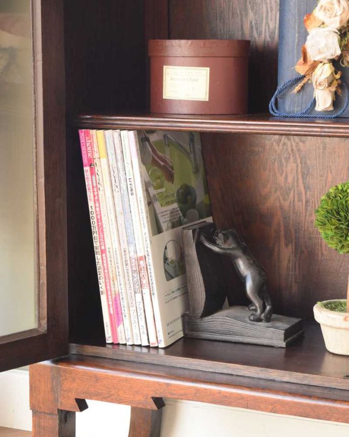 アンティークのキャビネット　アンティーク家具　英国で見つけたアンティーク家具、美しい装飾が入ったブックケース。扉の中は収納たっぷりA4サイズの雑誌までしっかり収納出来ちゃう大きさ。(q-1758-f)