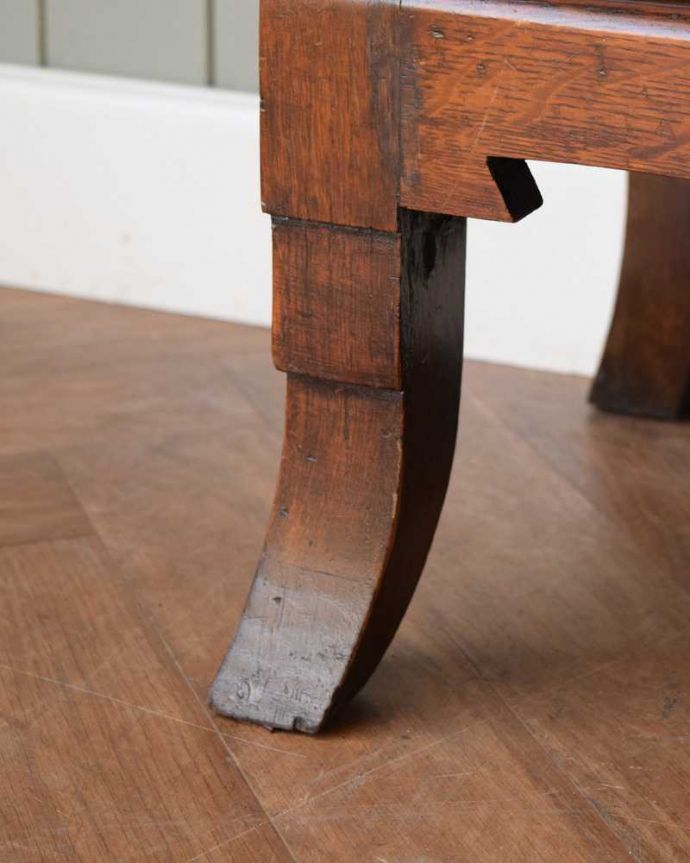 アンティークのキャビネット　アンティーク家具　英国で見つけたアンティーク家具、美しい装飾が入ったブックケース。女性１人でラクラク運べちゃうんですHandleのアンティークは、脚の裏にフェルトキーパーをお付けしています。(q-1758-f)