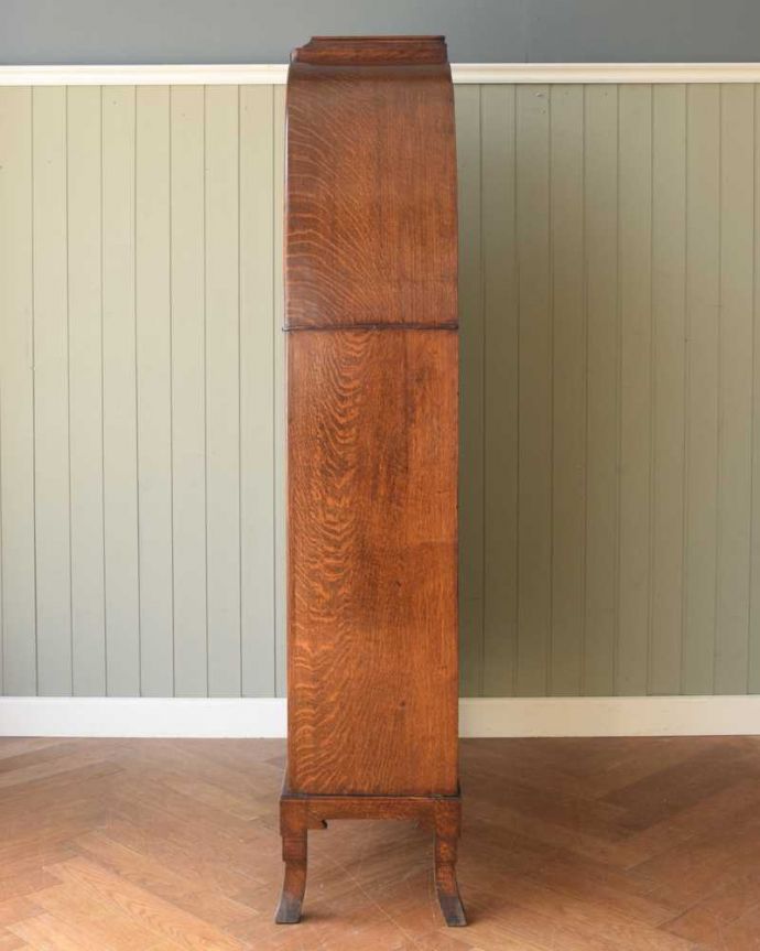 アンティークのキャビネット　アンティーク家具　英国で見つけたアンティーク家具、美しい装飾が入ったブックケース。横から見てもステキ横から見るとこんな感じ。(q-1758-f)