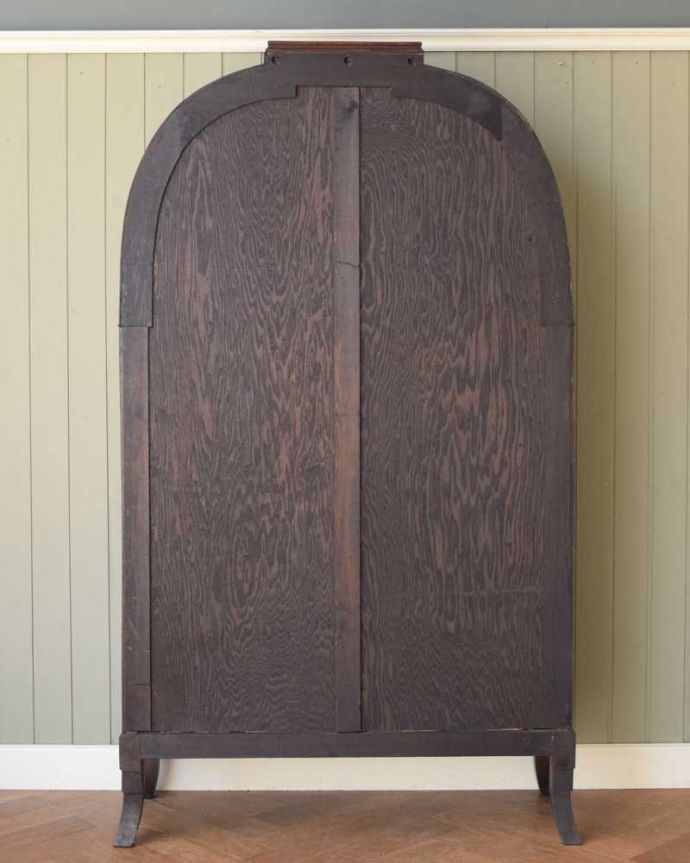 アンティークのキャビネット　アンティーク家具　英国で見つけたアンティーク家具、美しい装飾が入ったブックケース。後ろ姿にも気を使ってますアンティークは新品ではないので、もちろん経年変化によるキズはありますが、専門の職人がキレイにお直しをしているので、後ろ姿までキレイです。(q-1758-f)