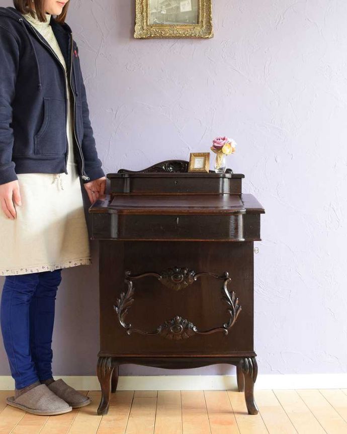 アンティークのデスク・書斎机 アンティーク家具 アンティークだからこそ出会えるアンティークダヴェンポートデスク。1台でチェストとデスク両方使える便利な家具普段はチェストとしてたっぷり収納。(q-1759-f)