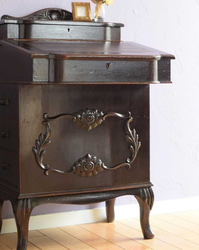 アンティークのデスク・書斎机 アンティーク家具 アンティークだからこそ出会えるアンティークダヴェンポートデスク。英国アンティークらしい木目の美しさ自慢はアンティークだから手に入る木目の美しさ。(q-1759-f)