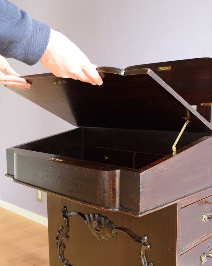 アンティークのデスク・書斎机 アンティーク家具 アンティークだからこそ出会えるアンティークダヴェンポートデスク。天板を上に持ち上げると・・・中は収納ボックスになっています。(q-1759-f)