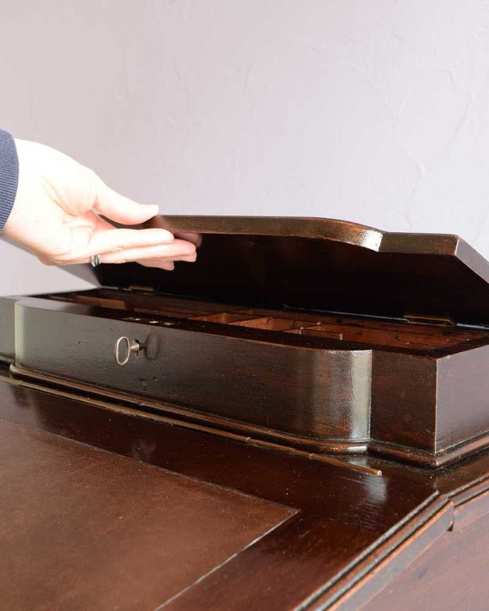 アンティークのデスク・書斎机 アンティーク家具 アンティークだからこそ出会えるアンティークダヴェンポートデスク。フタを開くと・・・鍵も付いているので鍵を回して開くとまるで宝箱をあける気分です。(q-1759-f)