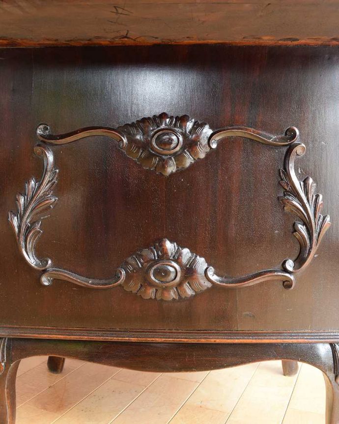 アンティークのデスク・書斎机 アンティーク家具 アンティークだからこそ出会えるアンティークダヴェンポートデスク。惚れ惚れしちゃう美しさこんなに堅い無垢材に一体どうやって彫ったんだろう?と不思議になるくらい細かい彫にうっとりです。(q-1759-f)