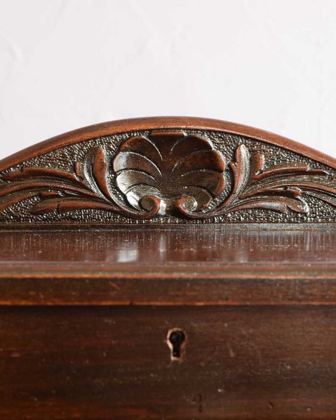 アンティークのデスク・書斎机 アンティーク家具 アンティークだからこそ出会えるアンティークダヴェンポートデスク。いろんな場所にこだわり彫のデザインもいろいろです。(q-1759-f)