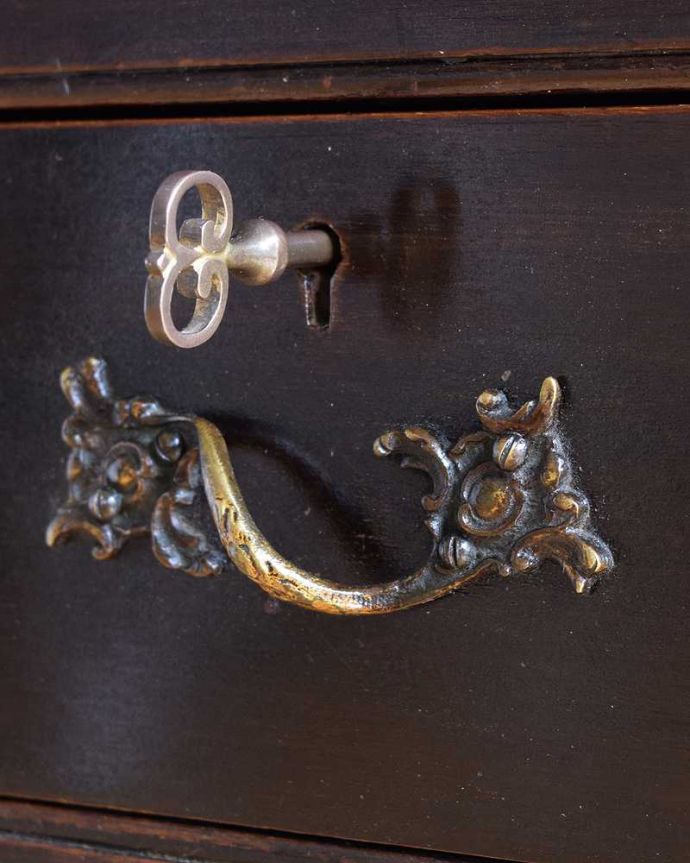 アンティークのデスク・書斎机 アンティーク家具 アンティークだからこそ出会えるアンティークダヴェンポートデスク。アンティークらしい取っ手取っ手にもこだわりが感じられます。(q-1759-f)