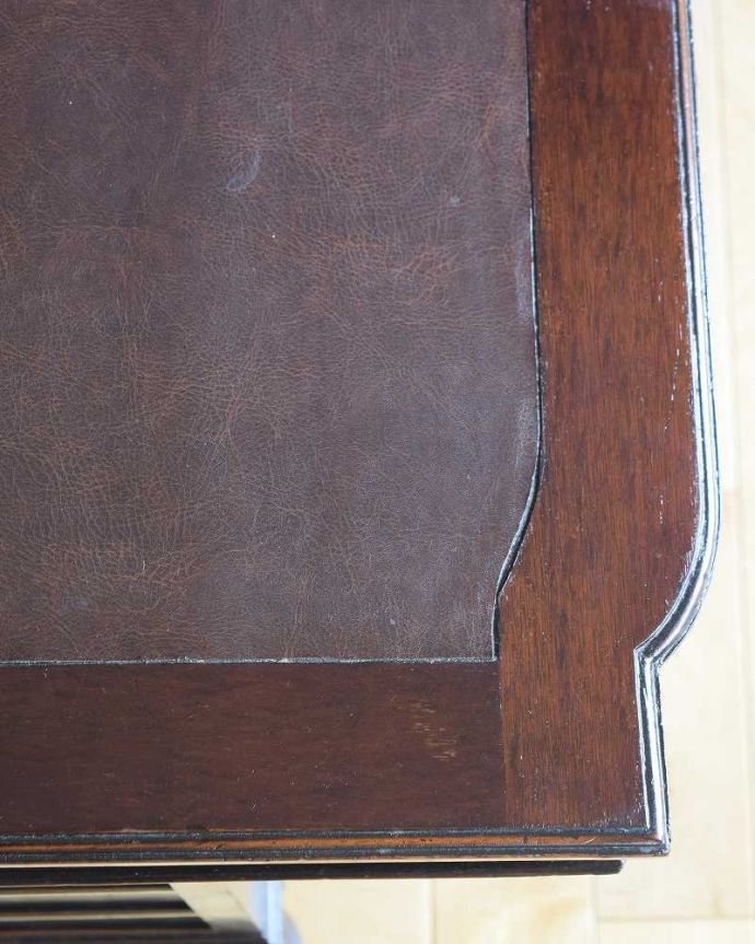 アンティークのデスク・書斎机 アンティーク家具 アンティークだからこそ出会えるアンティークダヴェンポートデスク。天板部分もキレイですやっぱりデスクの天板部分は気になるポイント。(q-1759-f)
