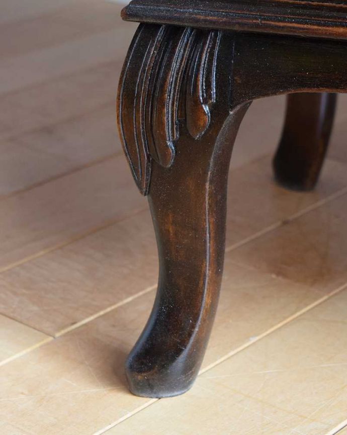 アンティークのデスク・書斎机 アンティーク家具 アンティークだからこそ出会えるアンティークダヴェンポートデスク。女性1人でラクラ運べちゃうんですHandleのアンティークは、脚の裏にフェルトキーパーをお付けしています。(q-1759-f)